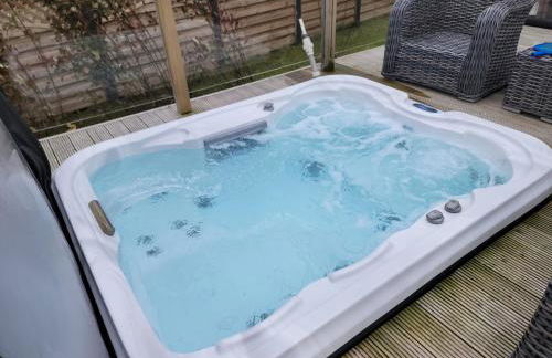Luxury 2-Bed Lodge in Routh Sleeps 4 with Hot Tub - Foto 27
