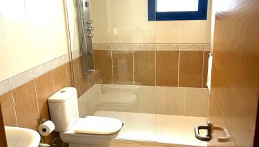 Amazing Sea View apartment with sun drenched terrace! - Photo 3, Shower