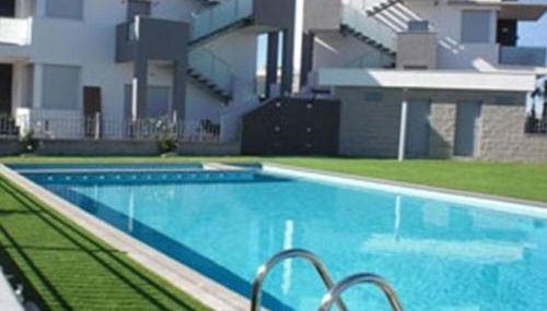 A modern villa with a large solari - Photo 3