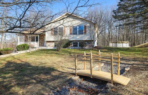 Stunning Poconos Villa- Hot Tub, Pool, Game Room, BBQ & more - Foto 15