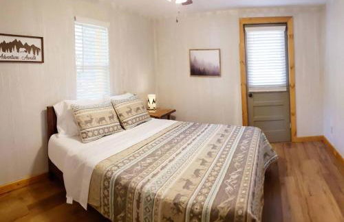 Lakeside Retreat - Romantic Cabin - Resort Pool, Dock, Fire Pit! - Foto 3