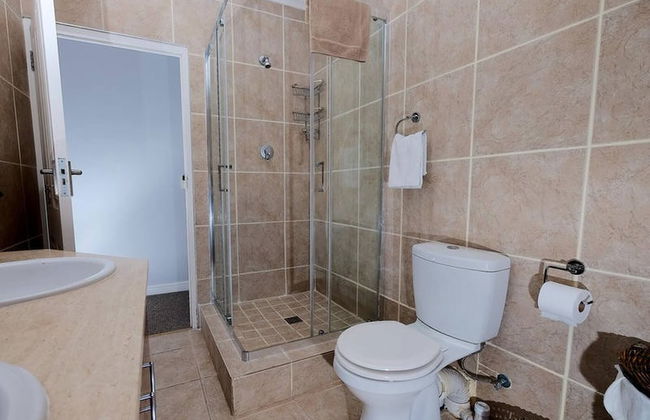 Charis to Theo - Relax in Style at This 3-bedroomed Langebaan Holiday House - Foto 16