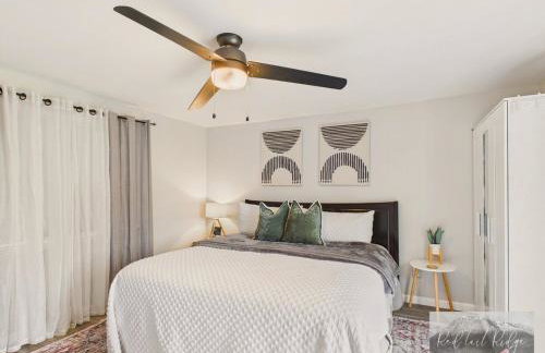 Main St New with AC Monthly stays Charming Cottage KING BED - Foto 1