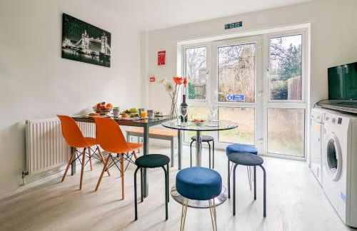 5-Bedroom Budget Contractor House with 10 Beds Free Parking and Free WiFi - Outfield Homes by Your Lettings Short Lets & Serviced Accommodation Peterborough - Photo 6