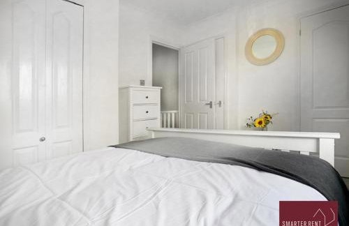 Knaphill, Woking - 3 Bed House - With Garden - Photo 7