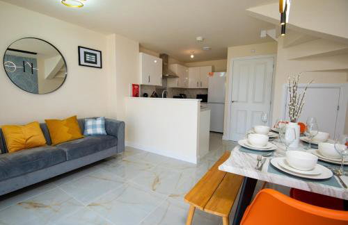 Luxury 5BDR with City Access, Free Parking and Wi-Fi - Photo 49