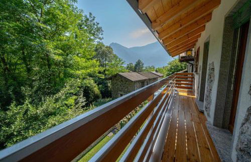 Cozy Stone Chalet Surrounded by Nature Samolaco - Foto 9