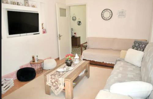 Little House - Photo 2