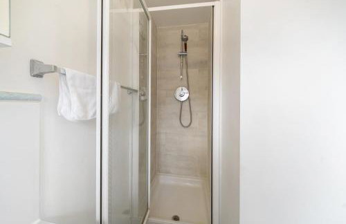 5 Min to Heathrow & Uxbridge Station with Parking - Photo 14