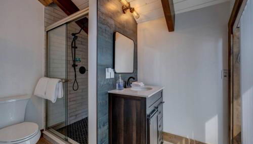 Extra Spacious 2BR Cabin w Office and Outdoor Deck - Foto 5