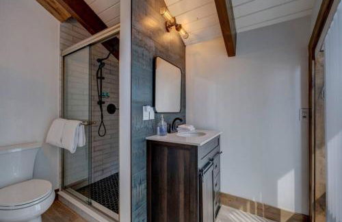 Extra Spacious 2BR Cabin w Office and Outdoor Deck - Foto 5