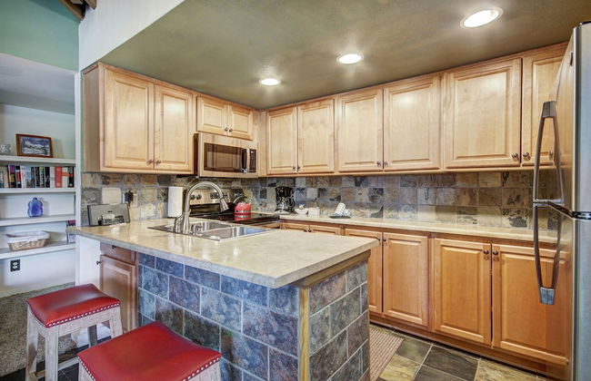 2BR/2BA Condo on Shuttle Route - Wild Irishman 1015 - Pool & more! - Foto 9