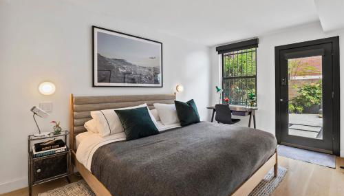 Modern 2BR Brooklyn Retreat Near Manhattan with Private Backyard - Photo 2