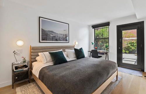 Modern 2BR Brooklyn Retreat Near Manhattan with Private Backyard - Photo 2