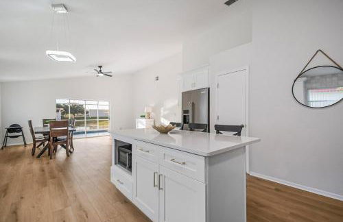 Disney-Close Lakefront Renovated 4BR Pool - Foto 12