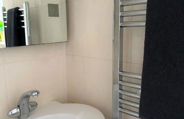 Modern four bedroom semi-detached house with off street parking 8 min drive to Wembley stadium, 5 miles to Central London - Foto 7