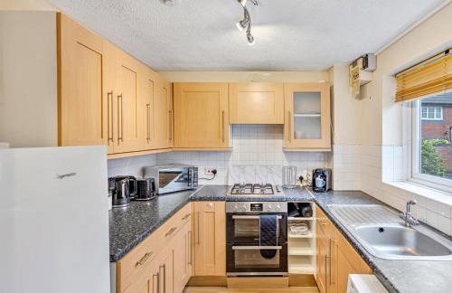 Modern Terraced House with Private Garden, Near Airport & MET Office - Foto 10