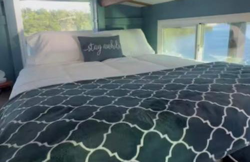 The Burrow-a floating cabin - Photo 4