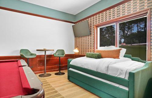 6BR Houghton Lake House with Indoor Pool, Hot Tub and Golf Simulator - Photo 39