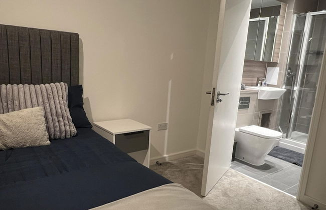 Riverside Retreat in Barking - Photo 2