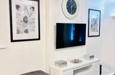 Luxury 5BR Stay With City Access - Photo 4