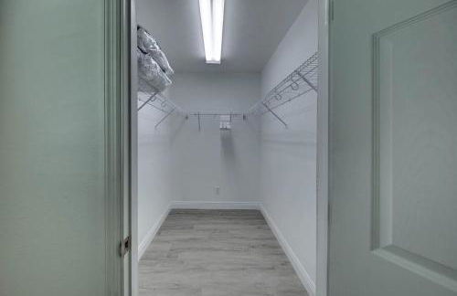 Spacious Home Sleeps 16 - Private Pool Near IMG - Foto 7