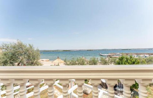 3 Bedroom Cozy Apartment In Ugrinic - Foto 14