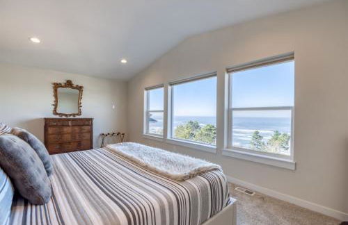 The Moby House Coastal Retreat with Ocean Views & Hot Tub - Foto 35