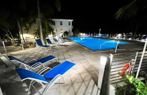 Villa Valbuena Palm Oasis In-Laws Quarters 4-Story Unit With Rooftop Retreat - Photo 53