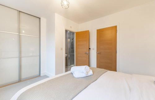 Heathrow House with Parking - Sleeps 5 near M25, Virginia Water, Thorpe Park & Legoland, Mid To Long Term Bookings Welcome - Foto 12