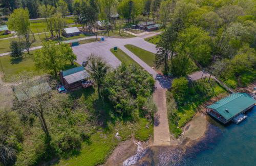 Riverfront Little Red Cabin, Hot Tub, World-class Trout Fishing, Views & Boat Access - Photo 47