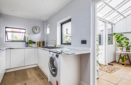 Delightful 2 Bed House a Stones Throw From Beach - Pass the Keys - Photo 7