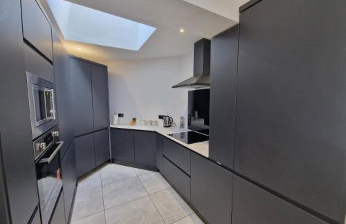 Modern Detached 3 bedroom home with off-road parking & bike store - Photo 2