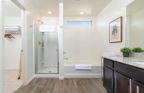 Spacious Family Oasis ~ PoolTable ~ Backyard ~ Pkg - Foto 13