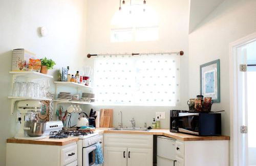 Pet Friendly Charming Cottage with Incredible Views and Hot-tub in Rainbow, California - Foto 15