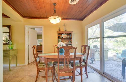 Riverfront Getaway with Hot Tub and Game Room! - Foto 14