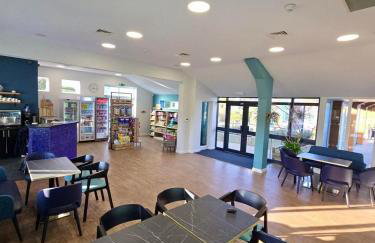 Delightful two bedroom caravan on Par Beach. - Foto 23