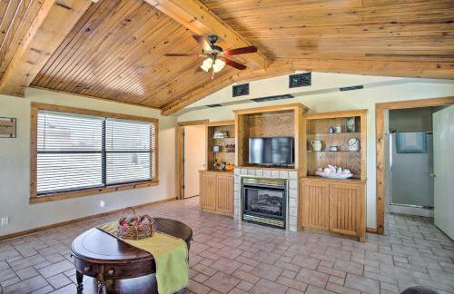 Pet-Friendly Efficiency Cottage with Pool! - Foto 6