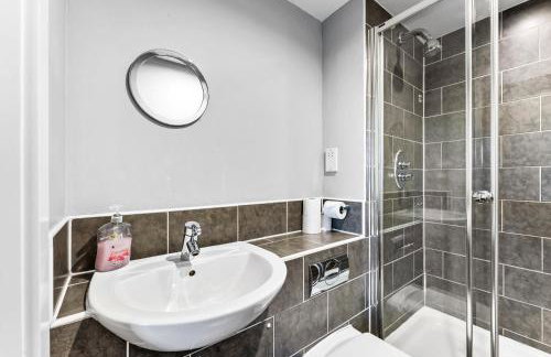 30 percent off! Stylish 2 Bed 2 Bath Abode with Parking - Foto 24