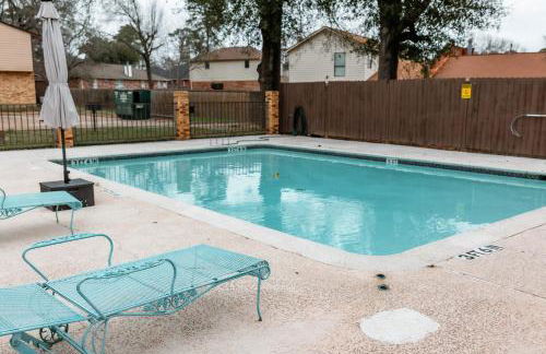 Rest Easy Retreat - 2BR Near SHSU - Pool - WiFi - Free Parking - Foto 72