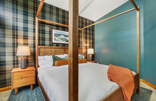 6BR Houghton Lake House with Indoor Pool, Hot Tub and Golf Simulator - Photo 16