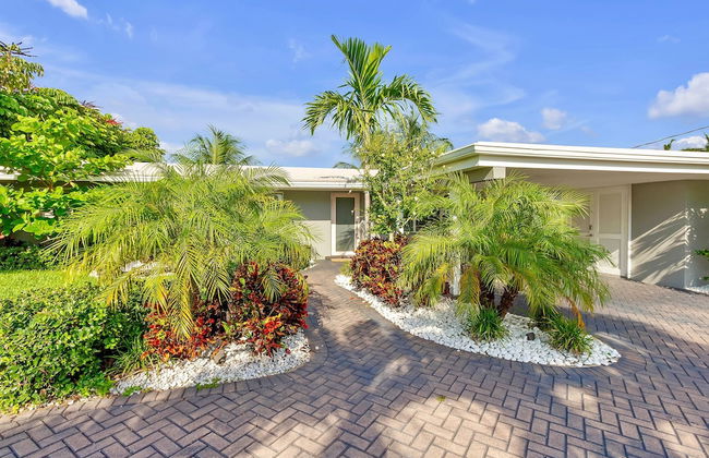 Flirty Flamingo Colorful Waterfront Escape w Pool - Foto 18