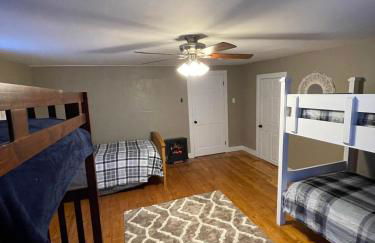 3,000 Sq Ft Historic Colonial Minutes from Okemo with Direct VAST Trail Access - Foto 20