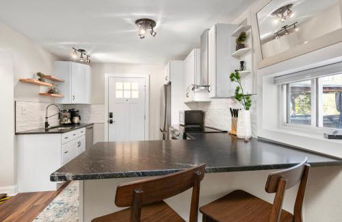 Modern & Cozy on Private Lane, Minutes to Airport - Foto 14