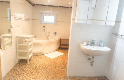 Souterrain Apartment mit eigenem Eingang und Terasse - Foto 19