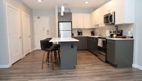 Luxury apartment with gym, steps from commuter rail #4011 - Foto 3