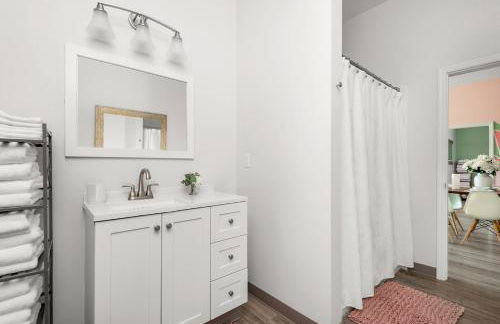 2 Condo Units! Sleeps 26! Free Parking, 5 Min DT - Foto 16