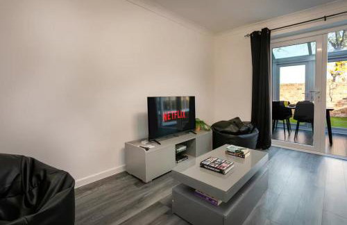 Stylish 2-Bed Home in Nottingham WiFi - Pass the Keys - Photo 8