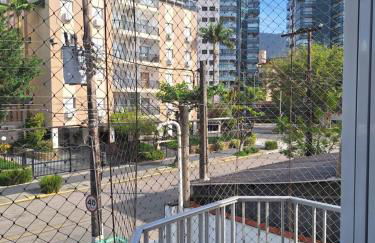 Apartamento com Estacionamento, Wi-Fi, Ar condicionado a 300 metros da Praia da Enseada no Guarujá. - Foto 65