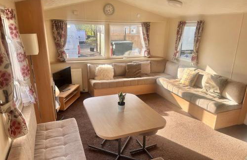 Two Bedroom Willerby Caravan Located in Uddingston, Glasgow at Maryville Caravan Site - Photo 2